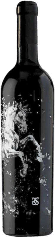 botella de vino tinto Caballo Español Edición Oro sobre fondo desértico