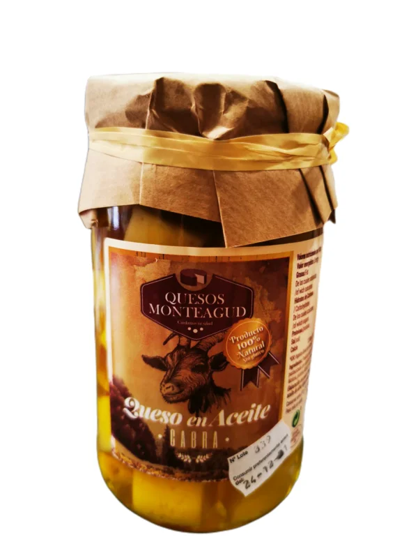 queso artesanal almeriense curado sobre tabla de madera