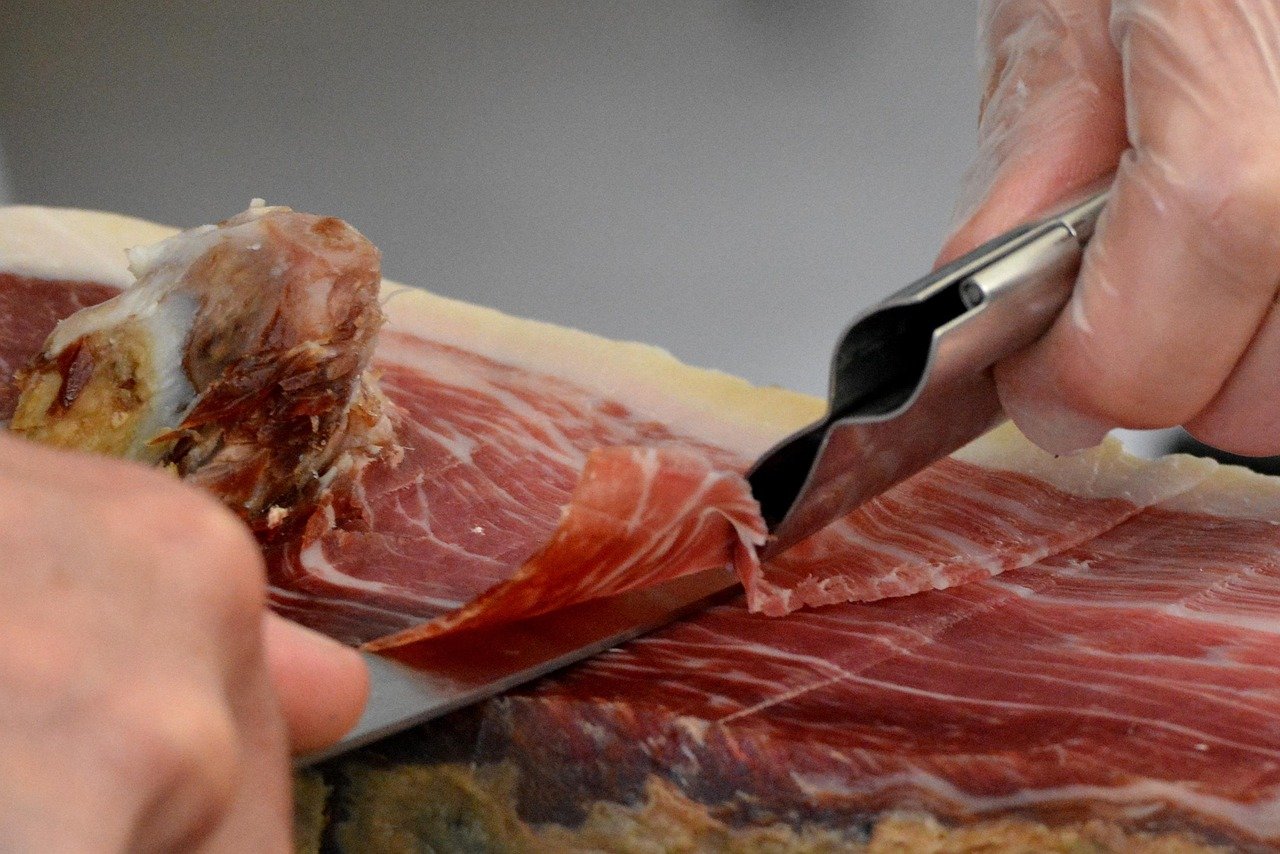 Corte a cuchillo de jamón ibérico, lonchas finas recién cortadas