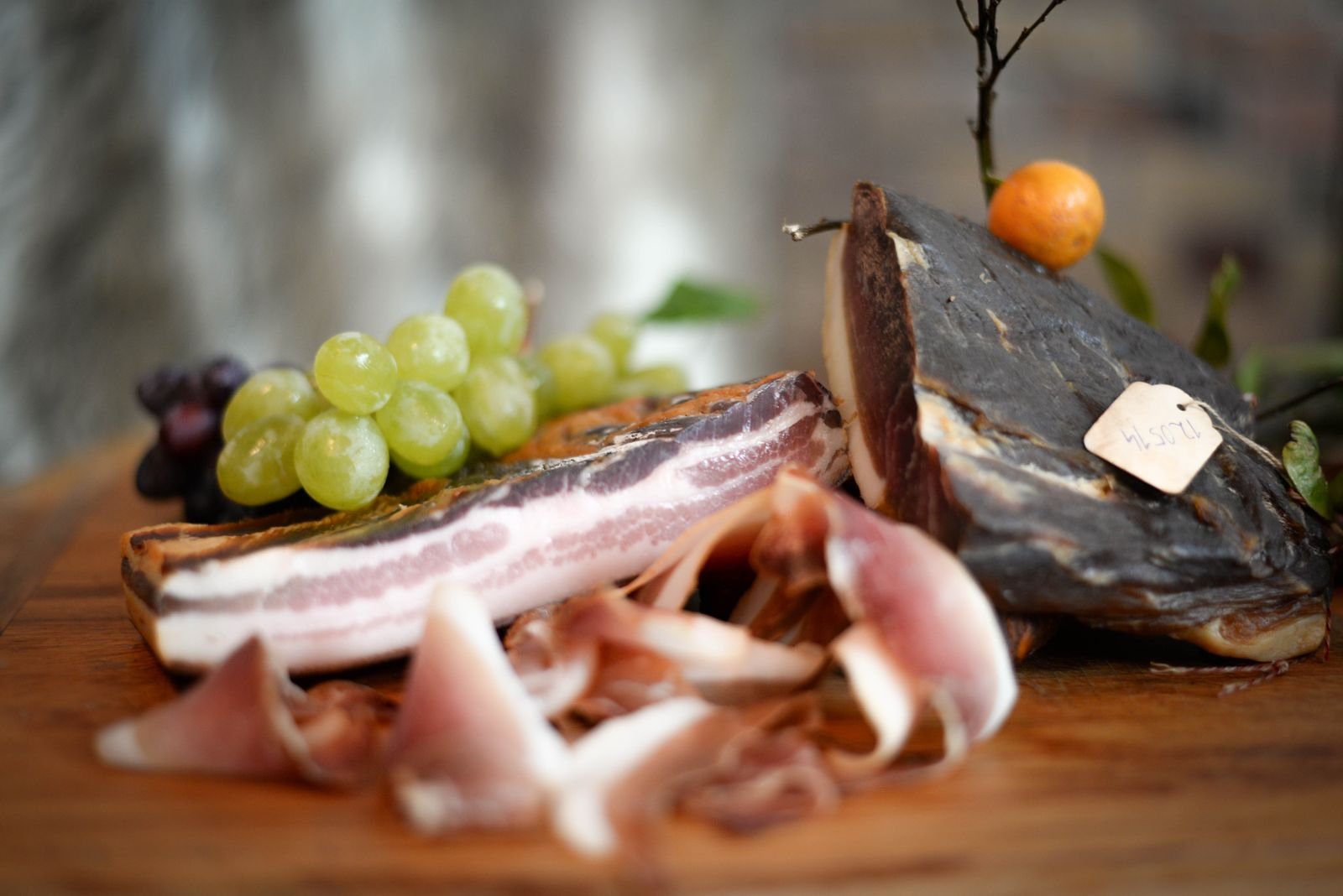Jamón ibérico loncheado servido con uvas frescas